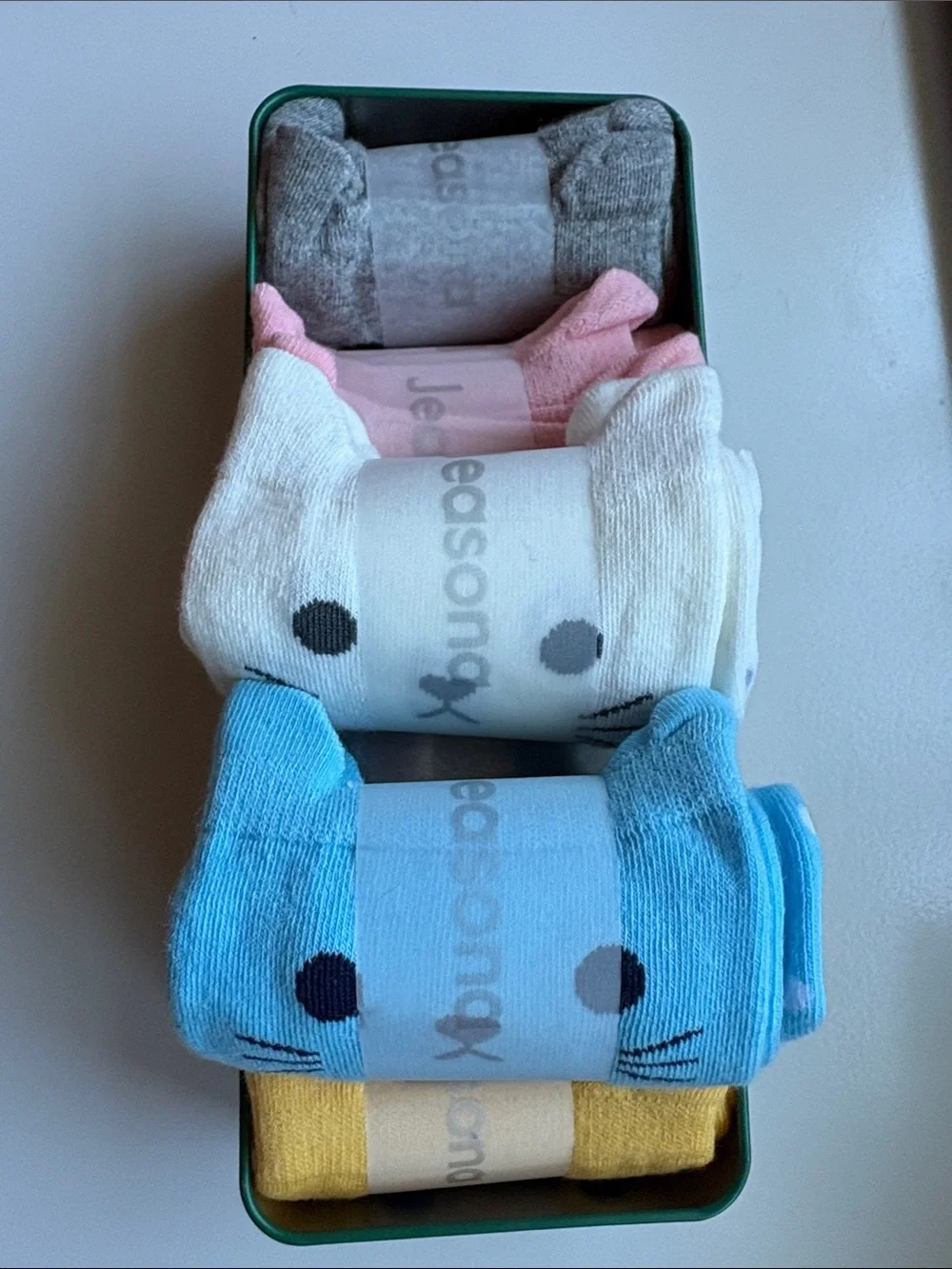 Cat Socks 5 Pairs Brand New in Tin for Gifting